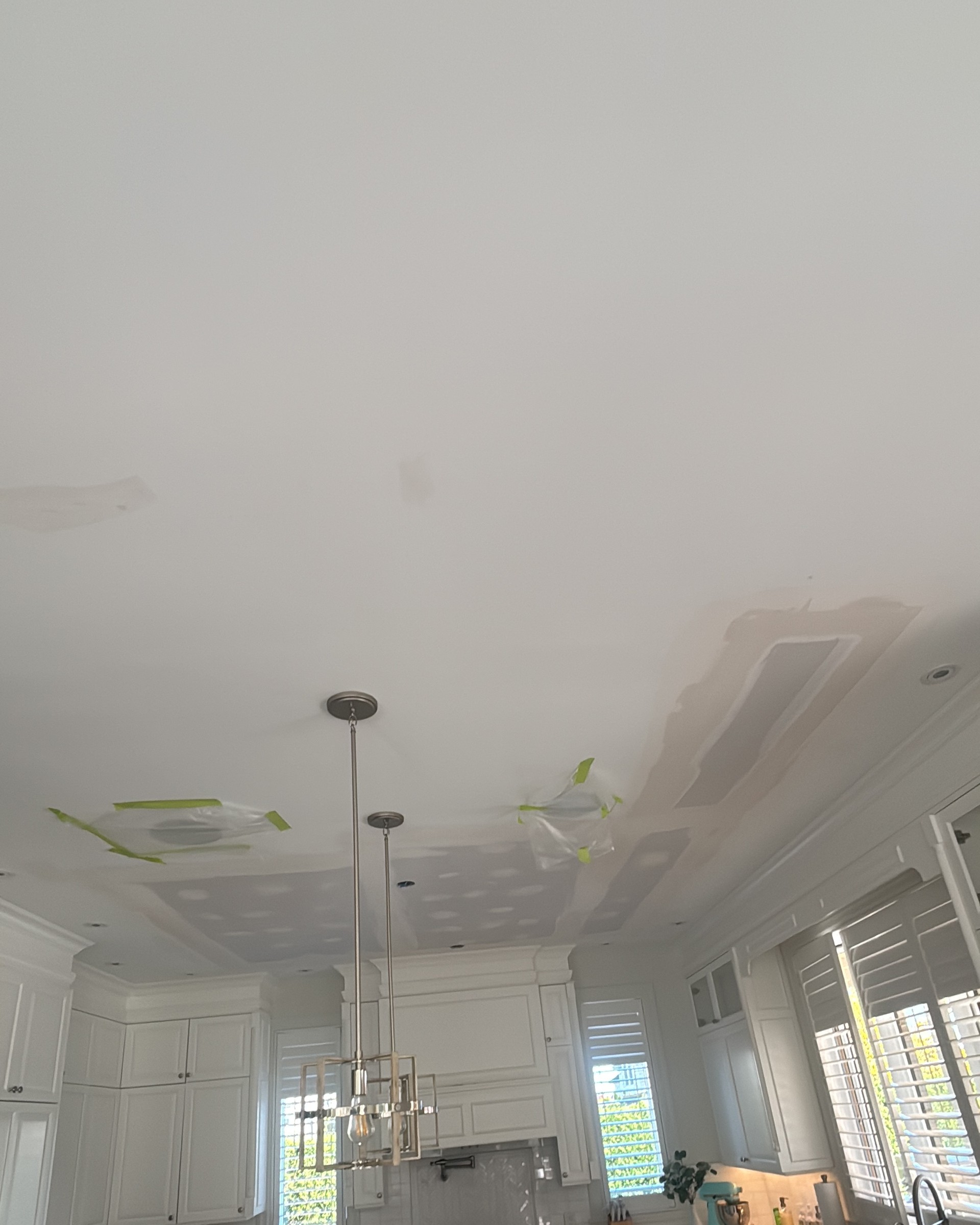 Plafond endommagé avant la réparation, réparations en cours