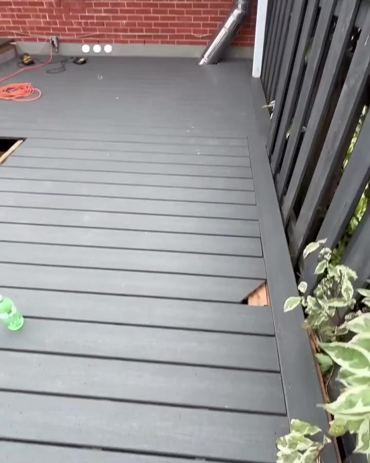Vidéo : l’équipe pose des planches de composite près d’une piscine