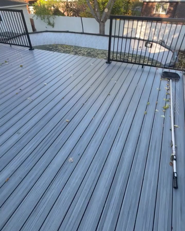 Vidéo : terrasse en composite gris terminée, garde-corps noirs
