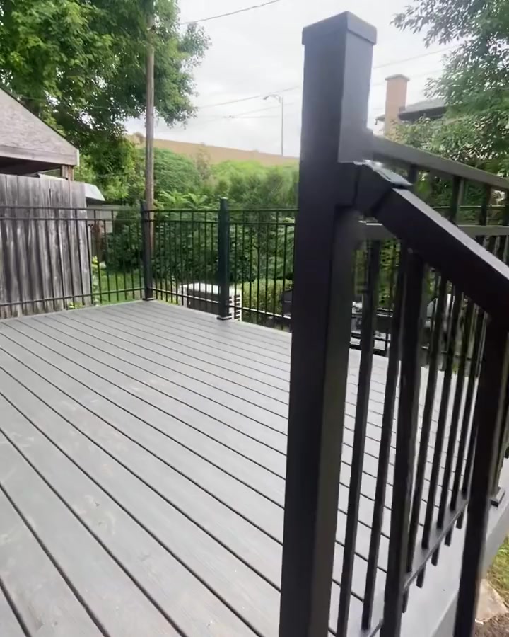 Vidéo : terrasse grise neuve et garde-corps en aluminium noir