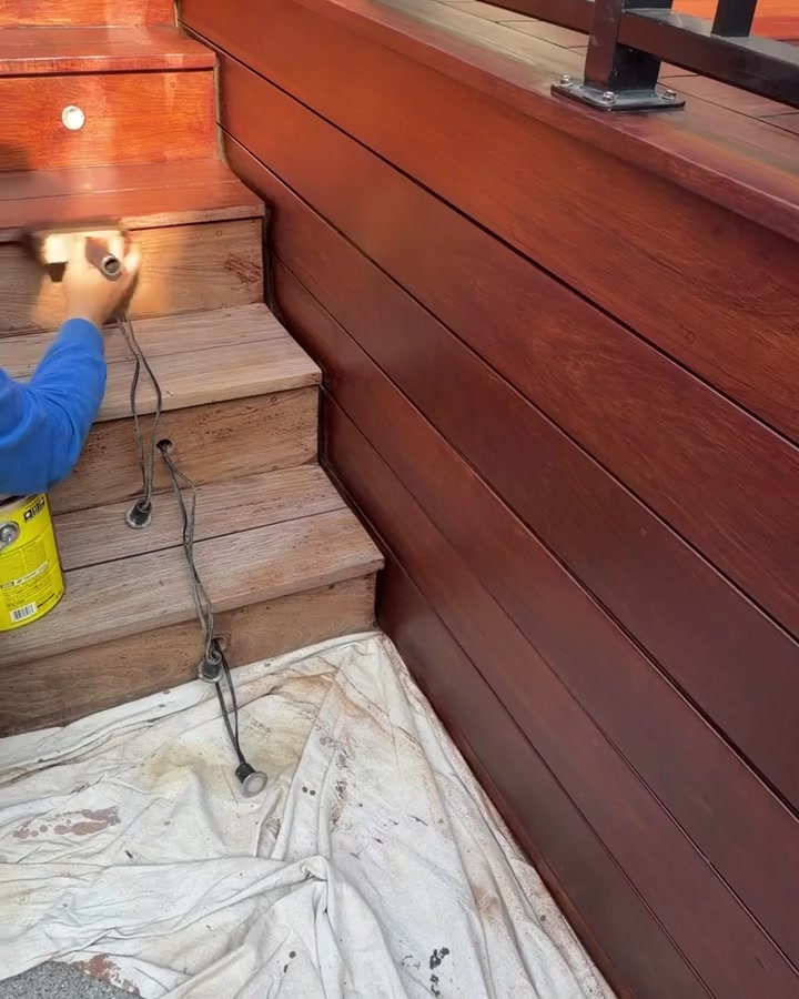 Vidéo : un membre de l’équipe DV Groupe teint les marches d’une terrasse