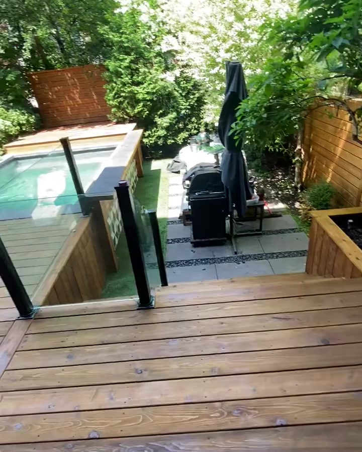 Vidéo : terrasse teinte d’un ton miel, garde-corps de verre