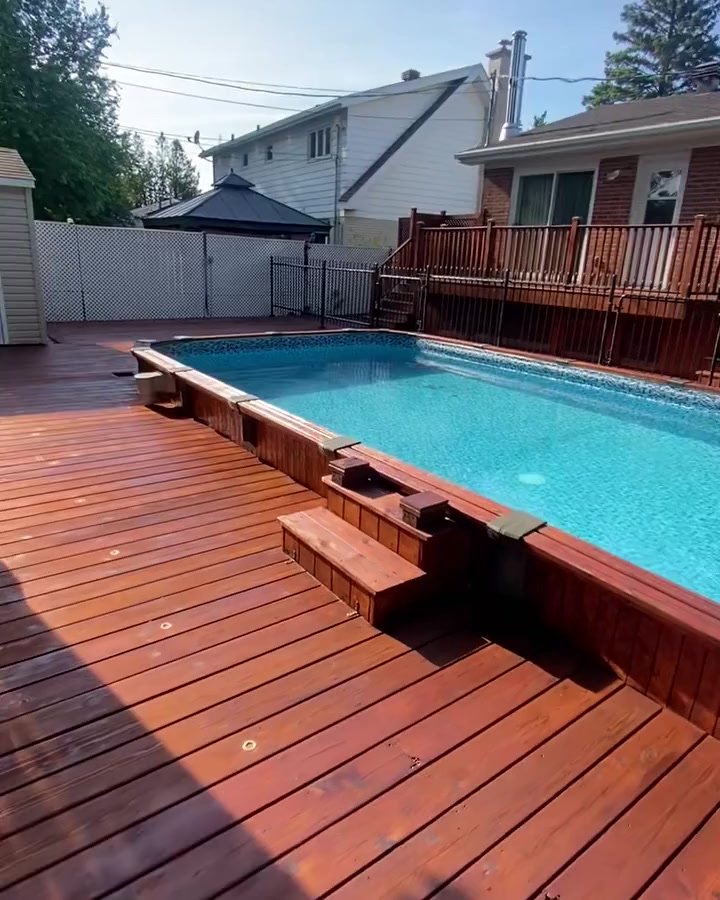 Vidéo : terrasse de piscine teinte d’un rouge profond