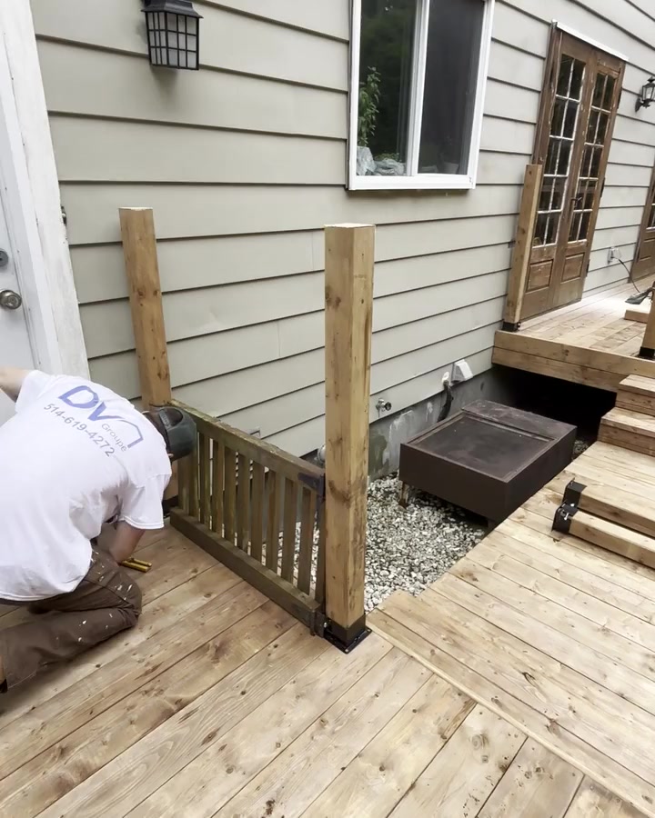 Vidéo : l’équipe pose les poteaux du garde-corps d’une terrasse en bois