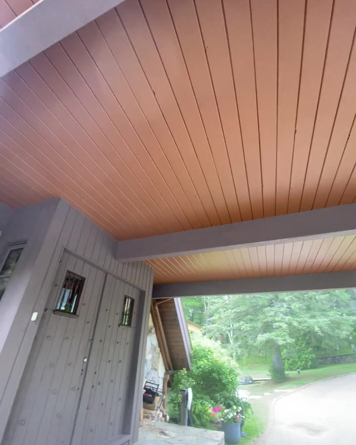 Vidéo : plafond de galerie en bois teint