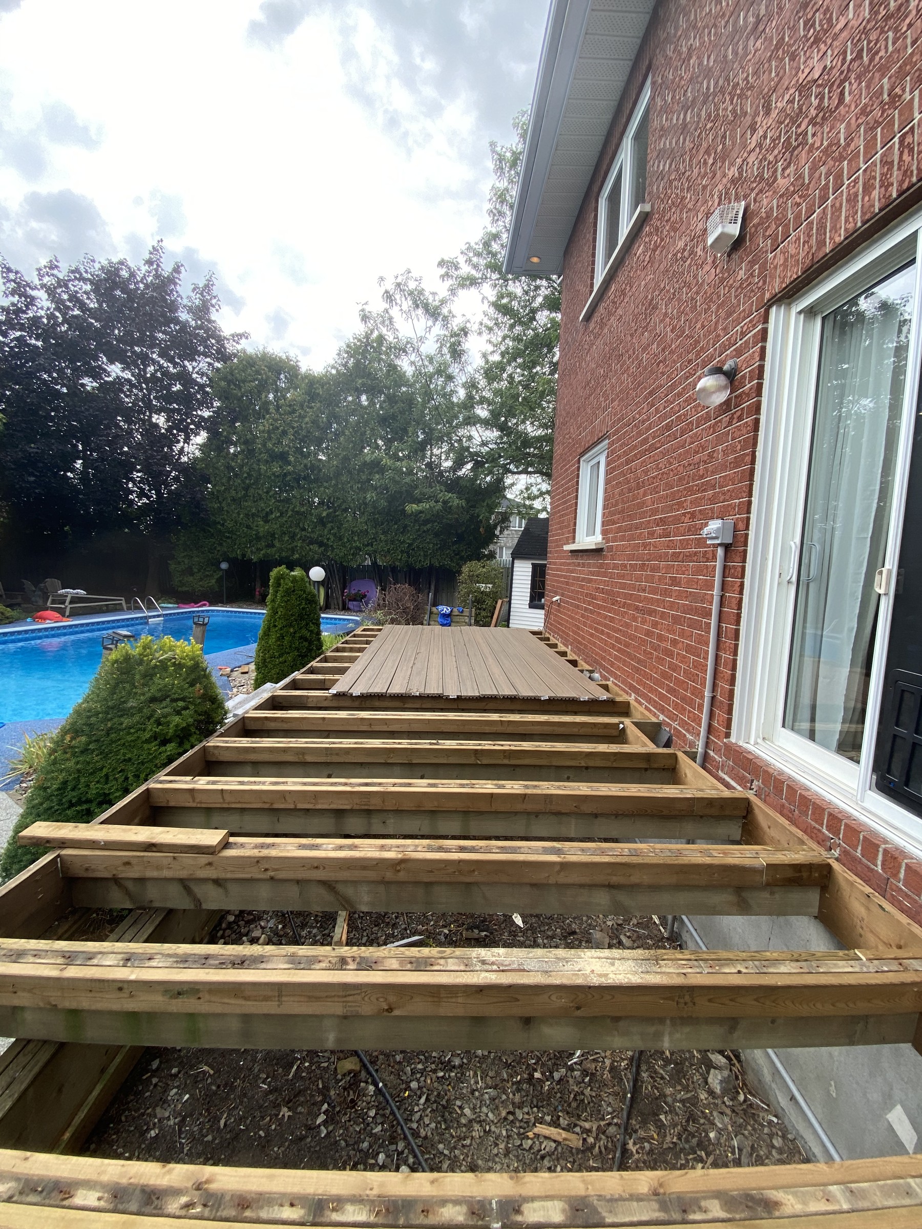 Structure d’une terrasse en construction le long d’une piscine