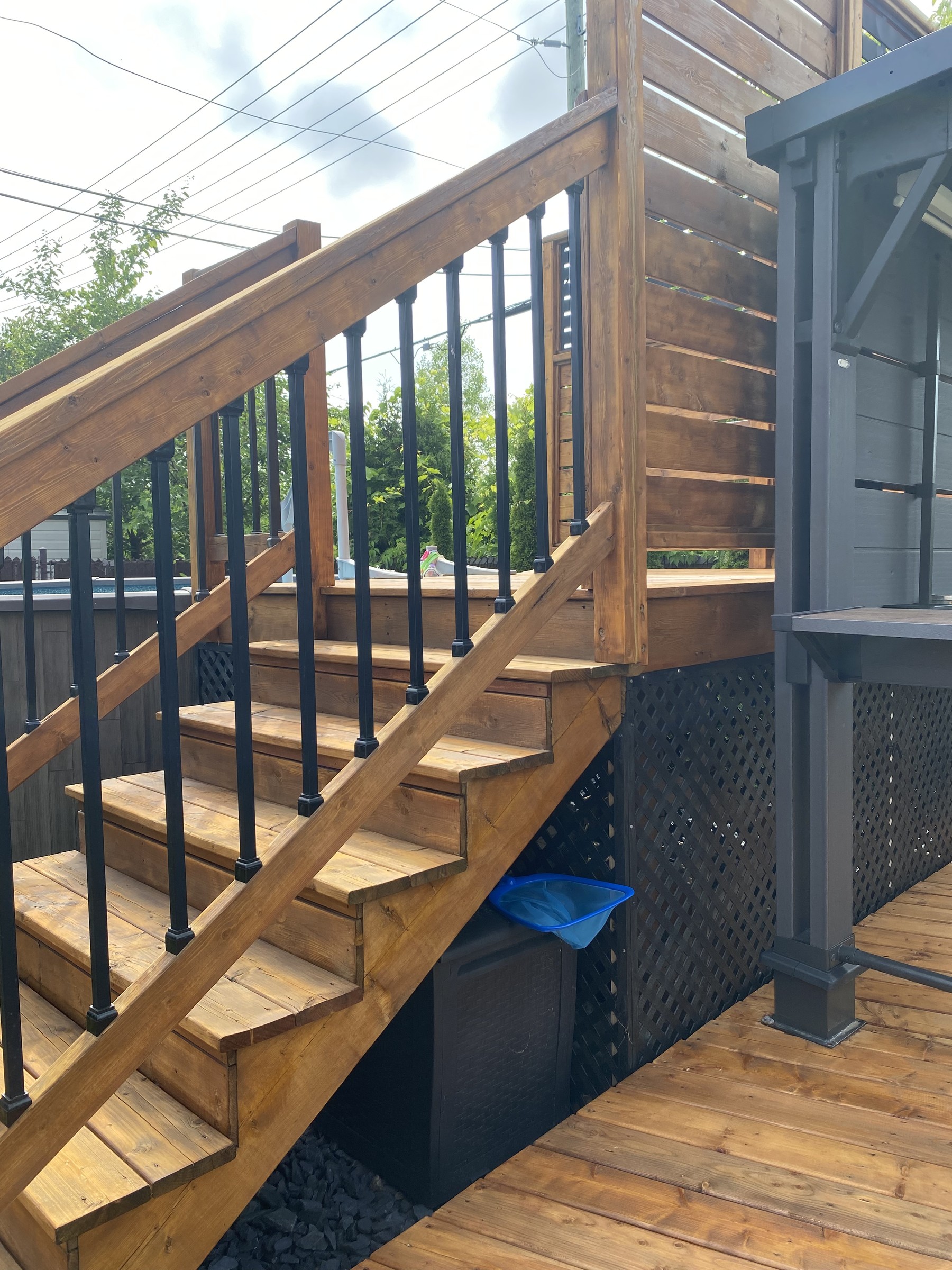 Escalier de terrasse en bois aux barreaux noirs