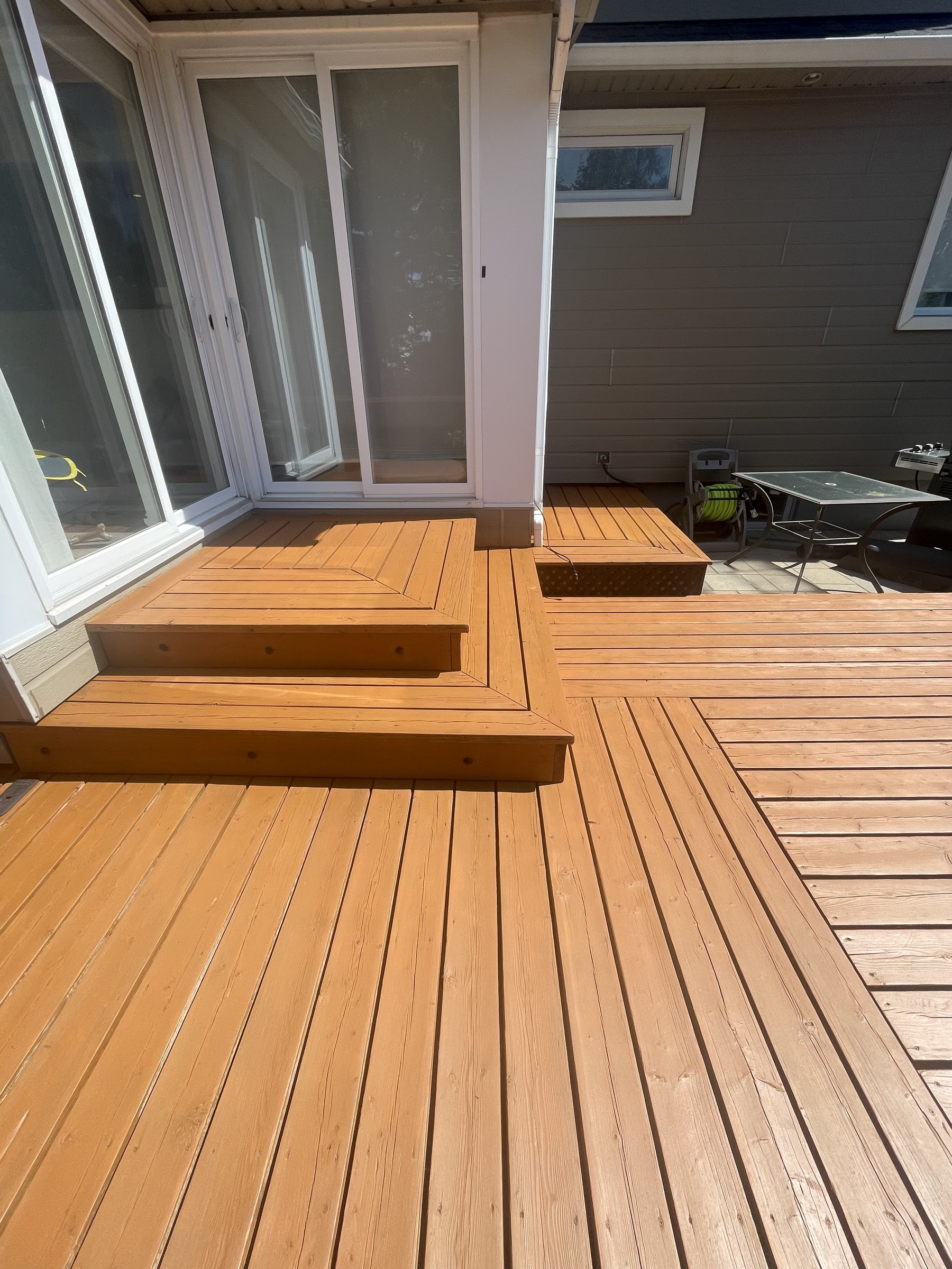 Terrasse et marches teintes d’un ton miel