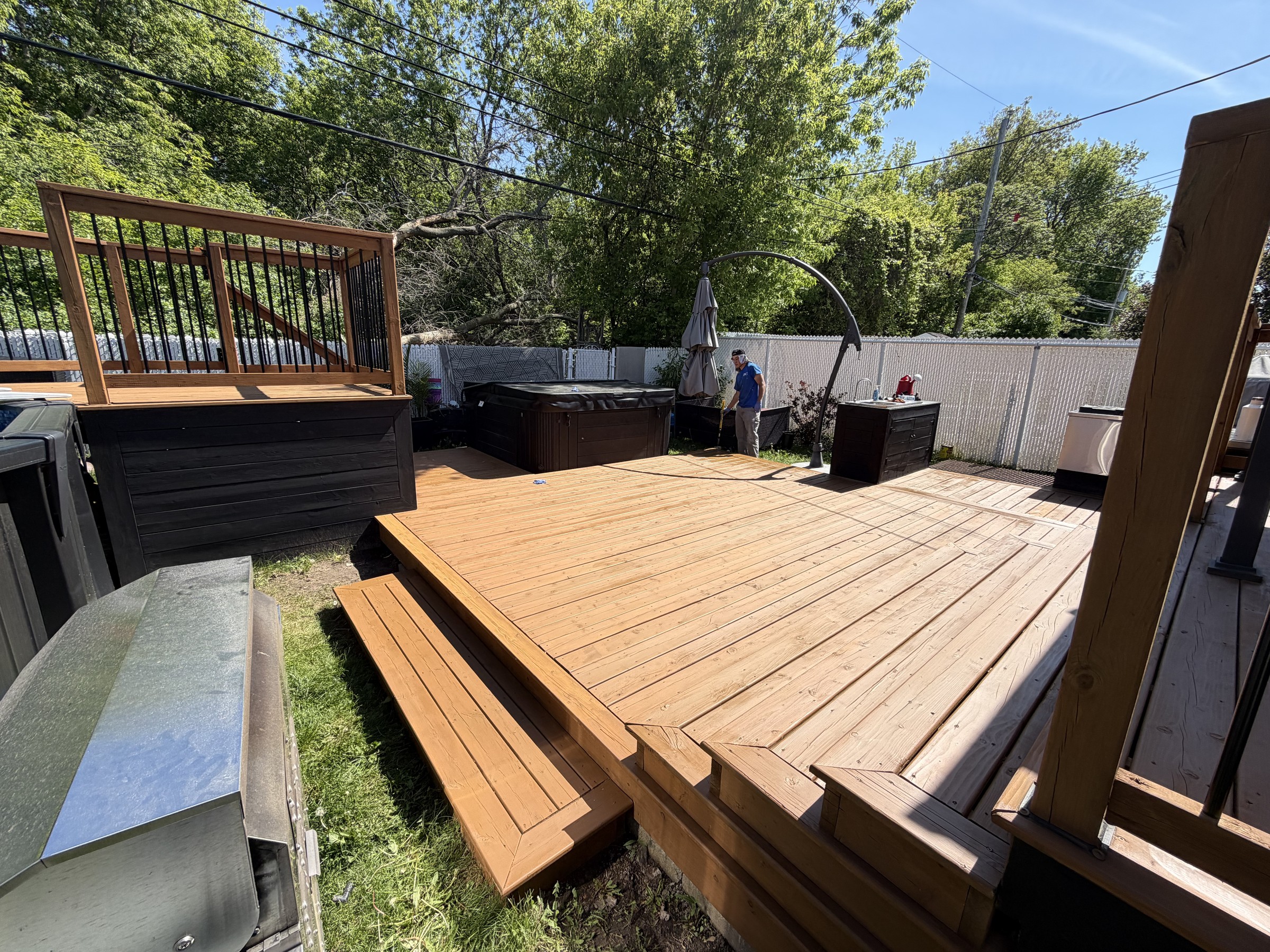 Terrasse teinte avec garde-corps, près d’une piscine