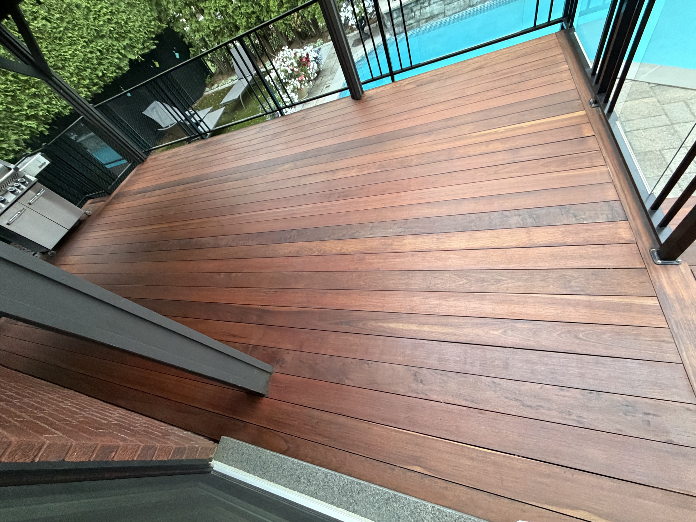 Terrasse de piscine teinte
