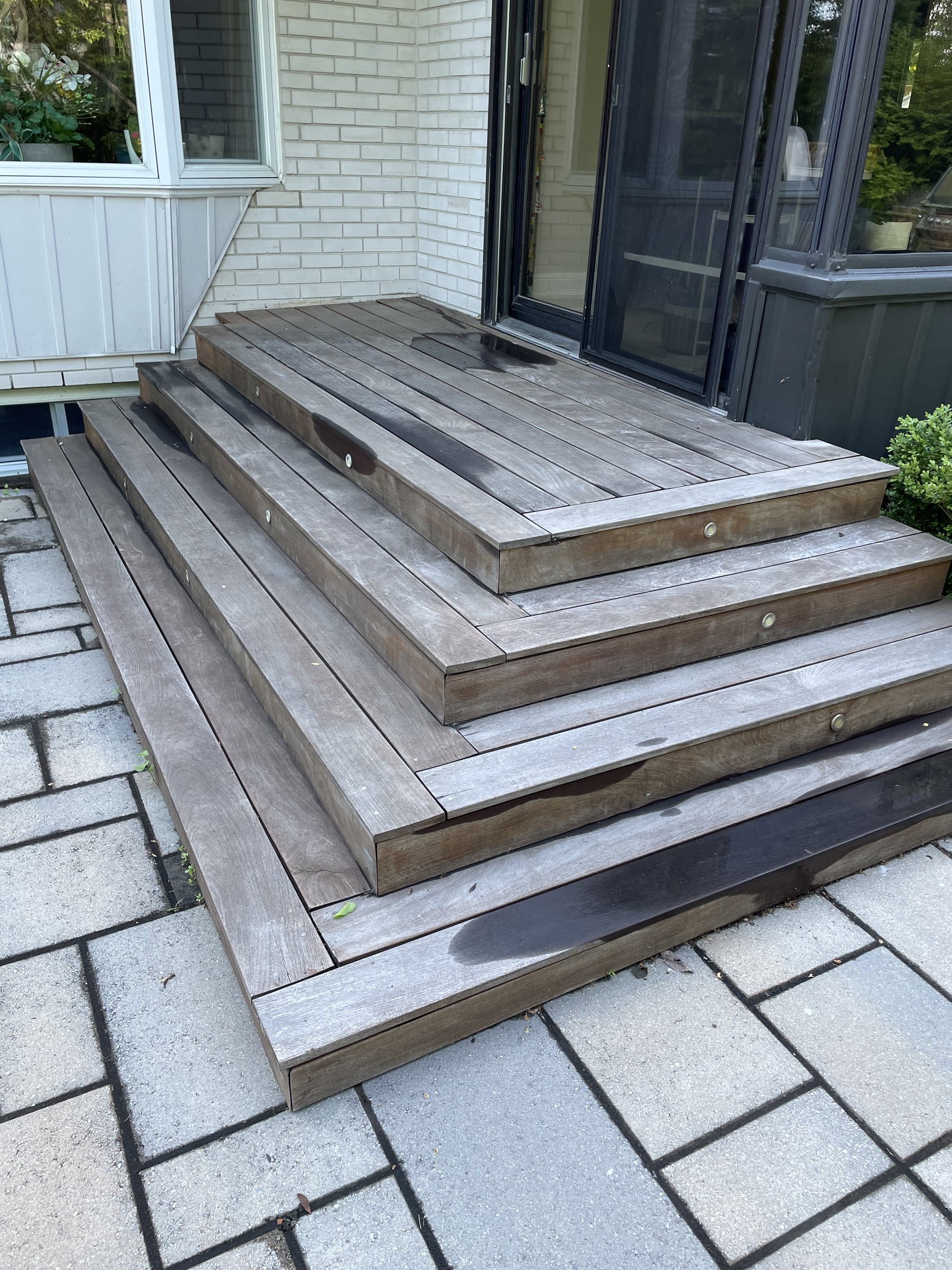 Marches de terrasse grises et usées avant les travaux