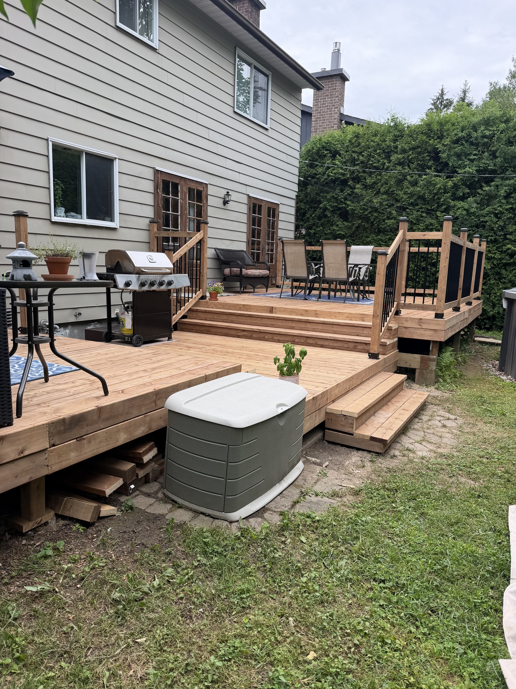 Terrasse en bois sur deux niveaux avec escaliers et garde-corps