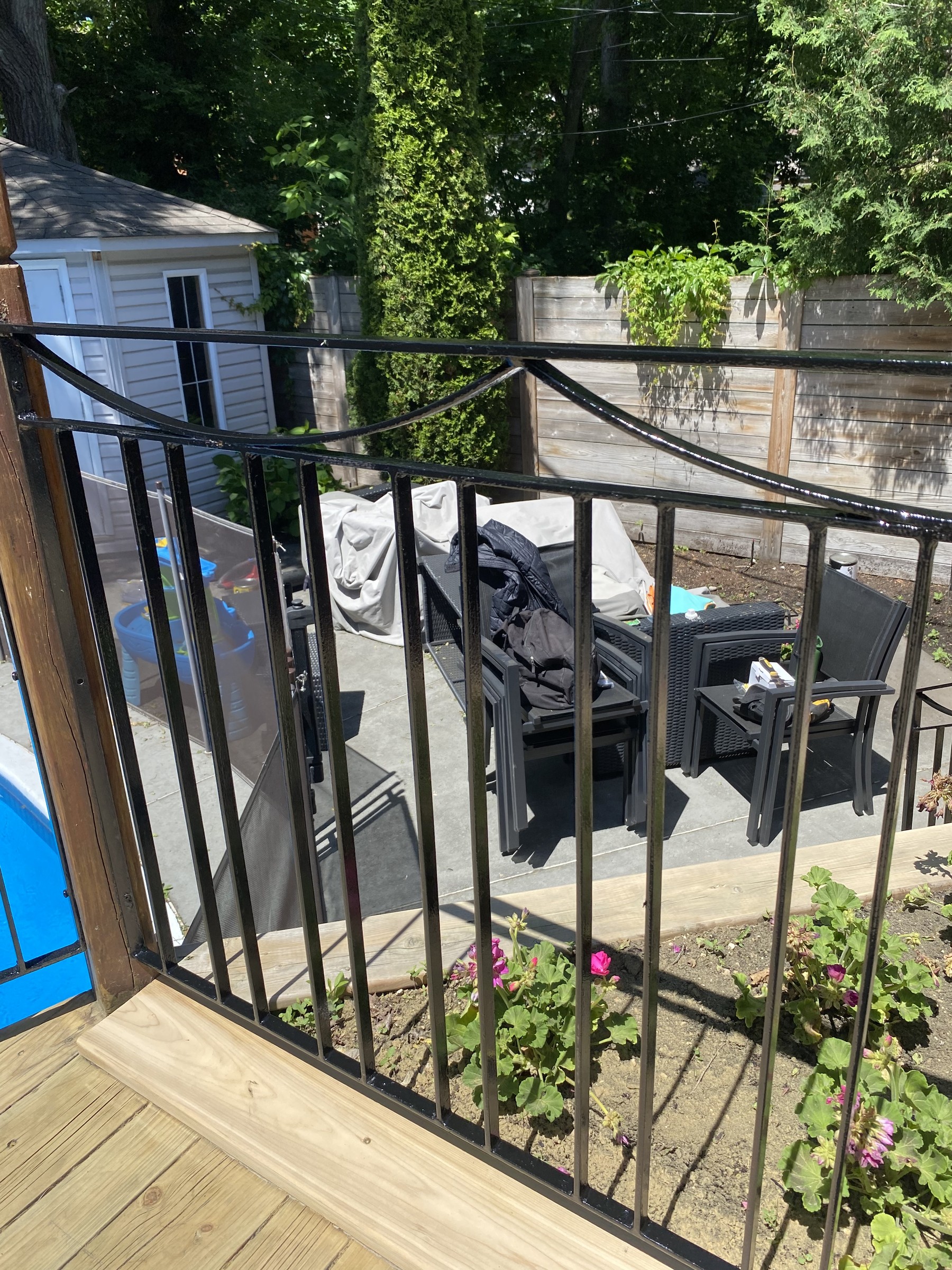 Garde-corps en fer noir autour d’une terrasse