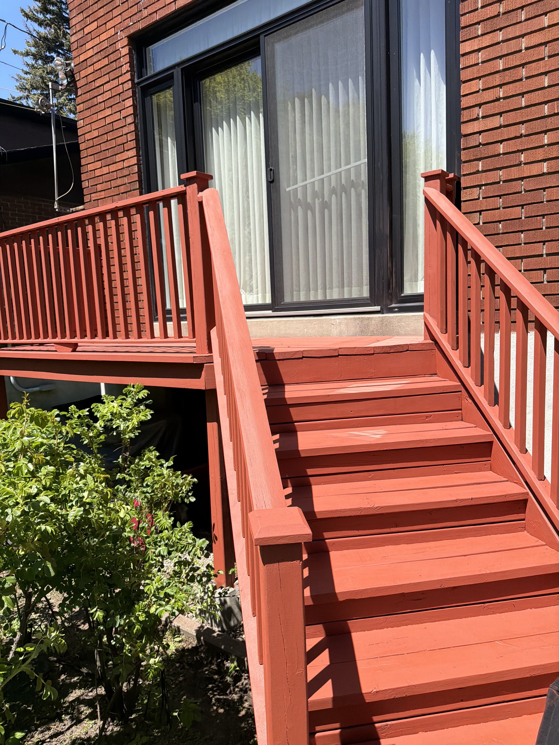 Le même escalier repeint, marches et garde-corps