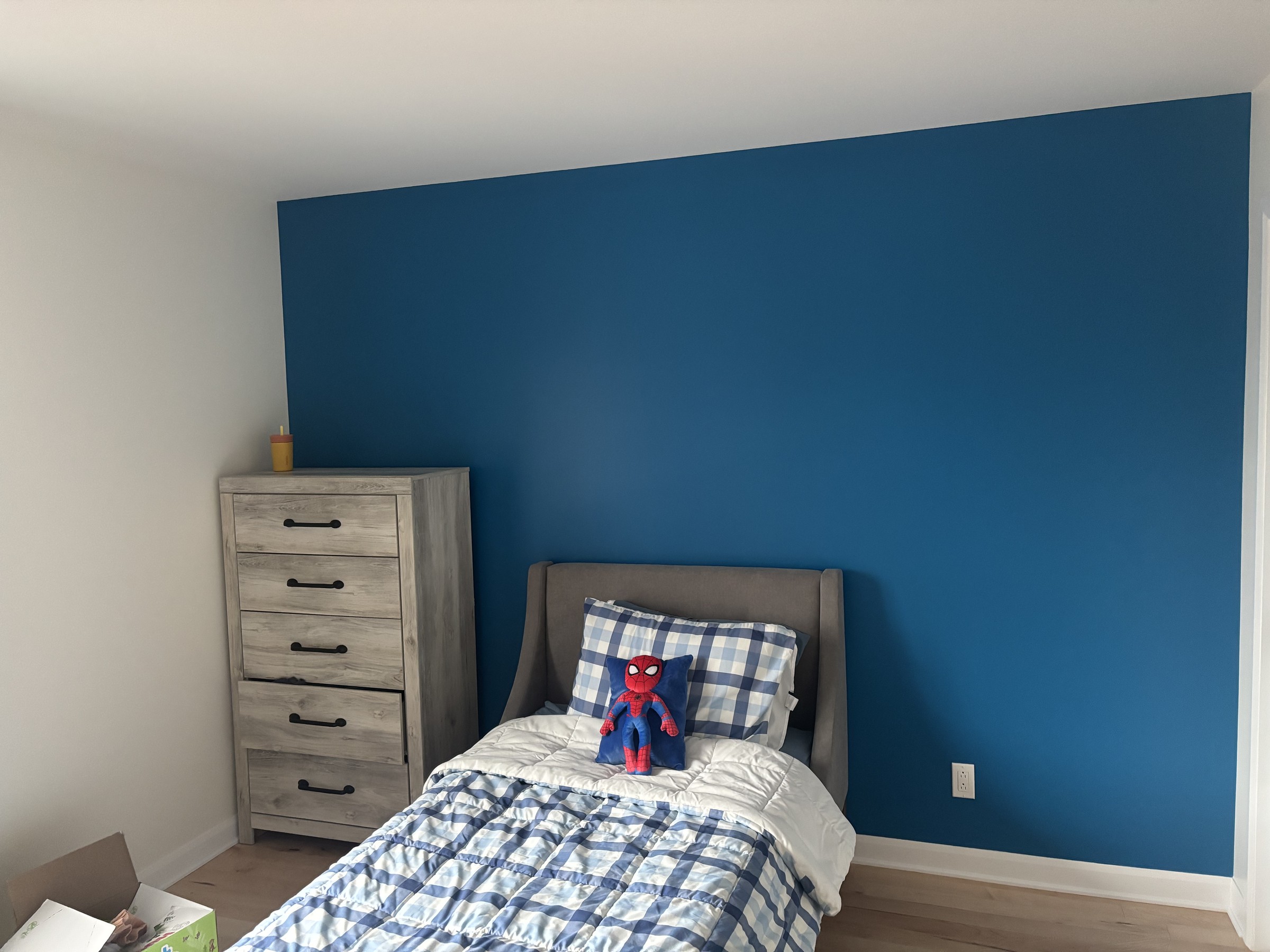 Chambre d’enfant au mur d’accent bleu