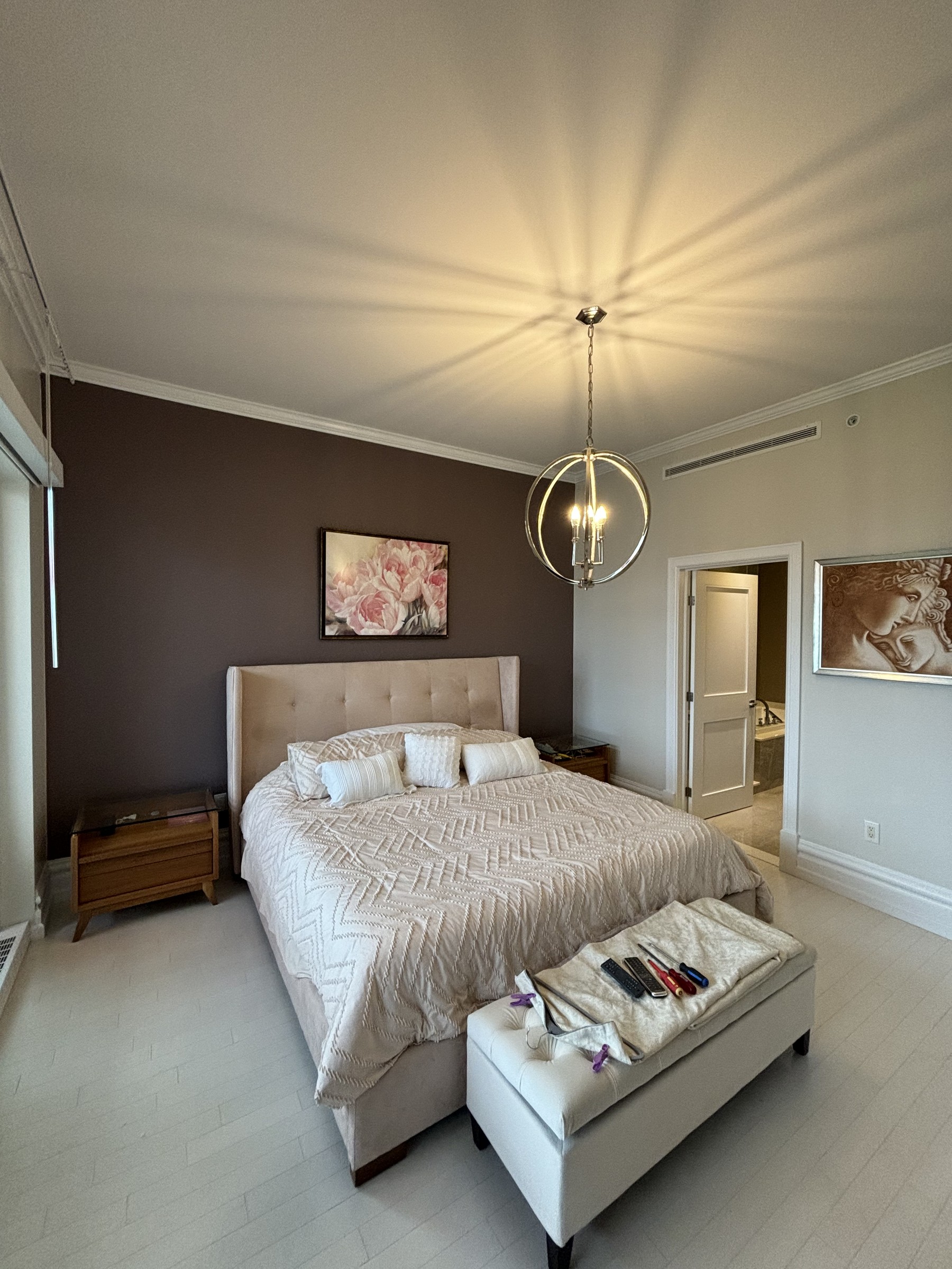 Chambre au mur d’accent brun foncé